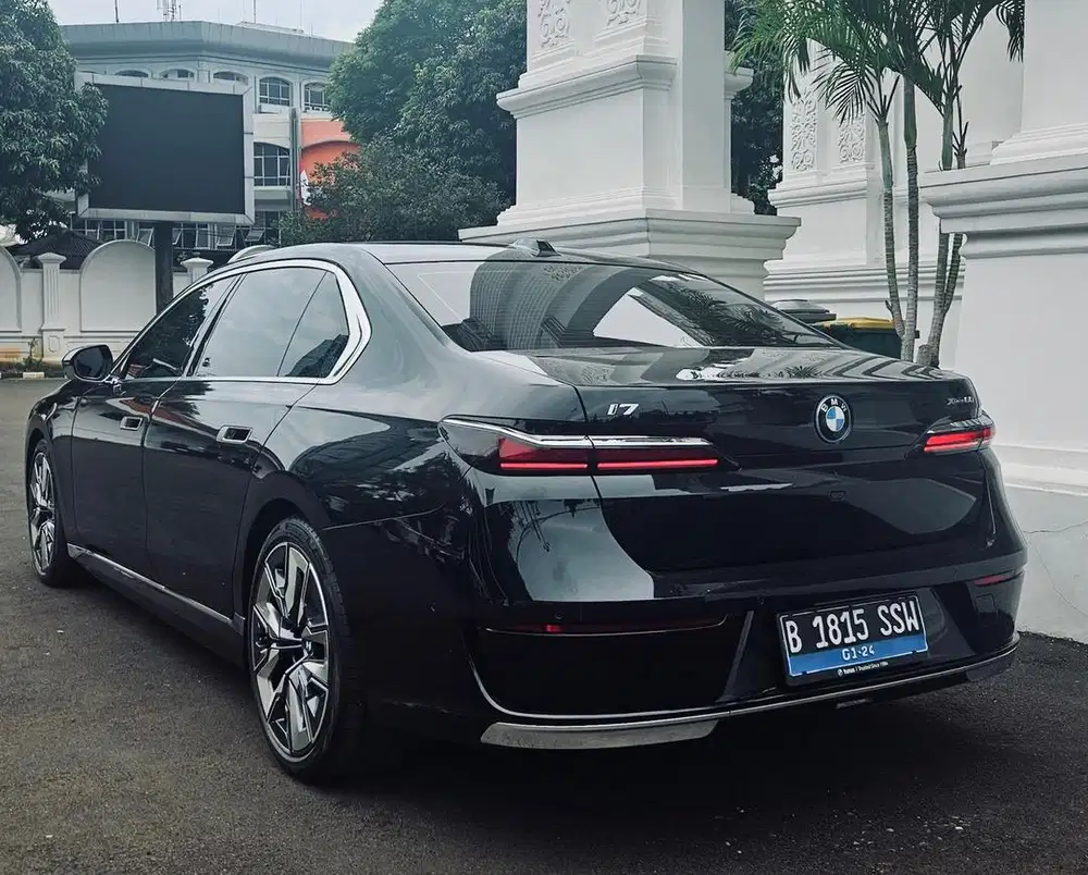 BMW i7 xDrive60 Gran Lusso Nik 2024 Low KM