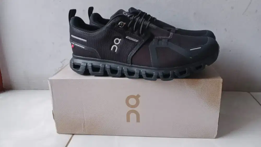 Sepatu On Cloud 9 Waterproof Hitam (Original)