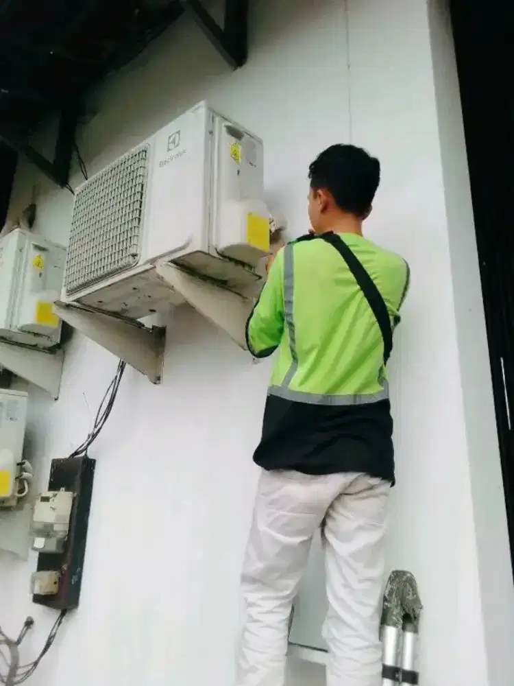 Saya membutuhkan pekerjaan, saya siap kerja apa saja
