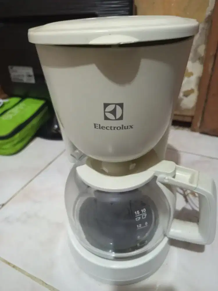 Electrolux ECM1303W berwarna putih mesin pembuat kopi