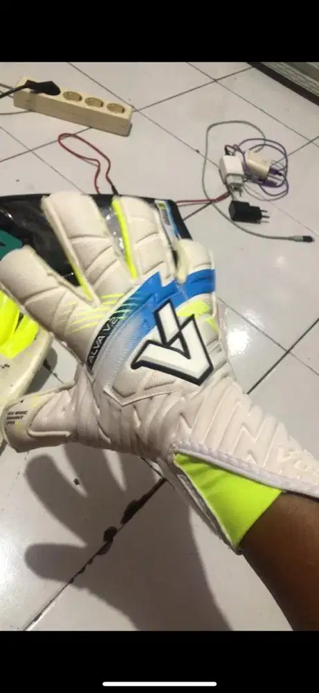 sarung tangan kiper baru
