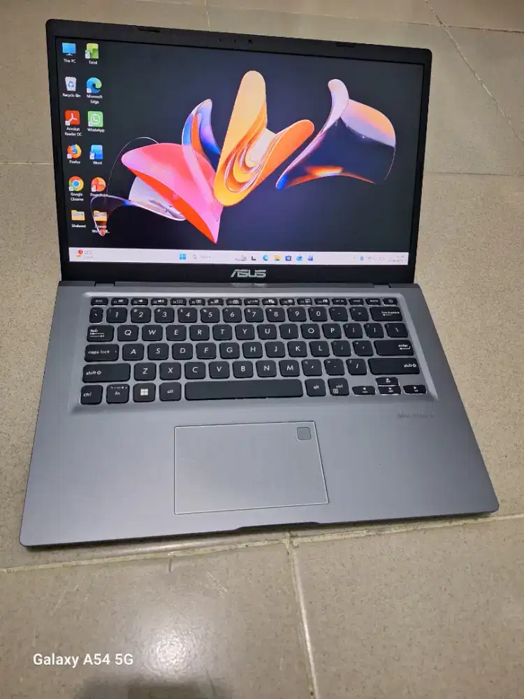 Bismillah di jual laptop asus vivobook slim core i3 siap pakai
