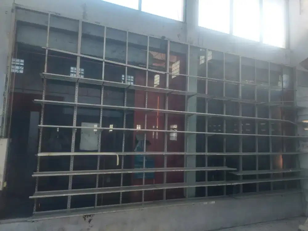 Partisi jendela ada 2

Uk masing²
5.8m*3m

18²
Putih
Kaca