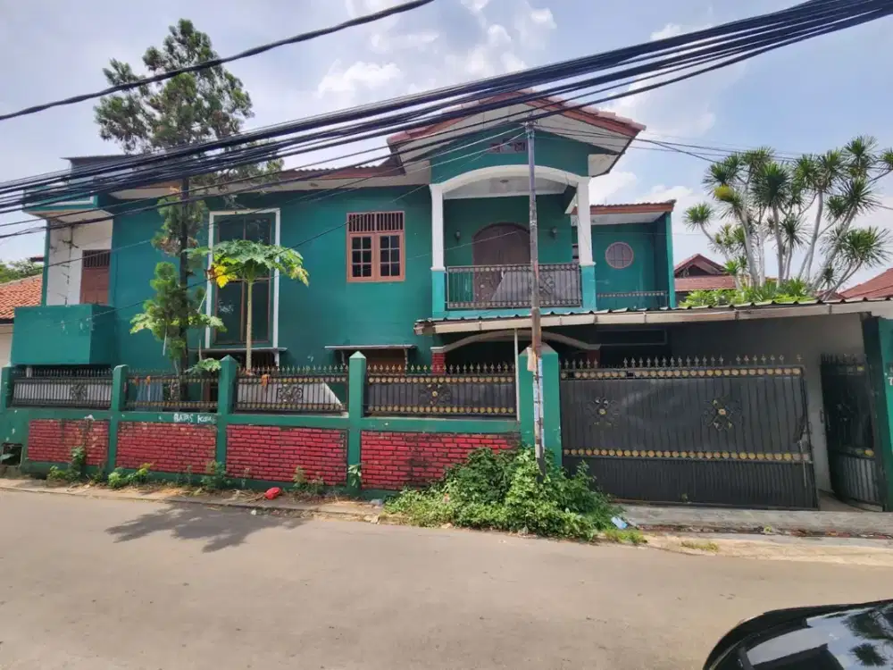 Rumah 2.5 lantai, pinggir jalan