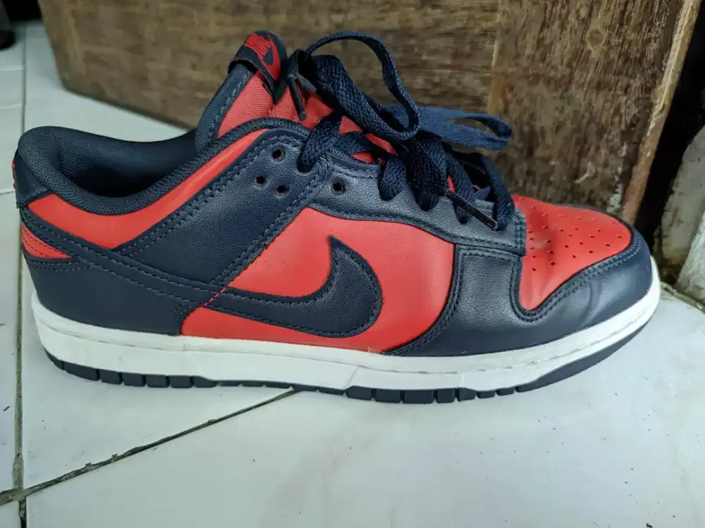 Jual sepatu ada tiga pasang