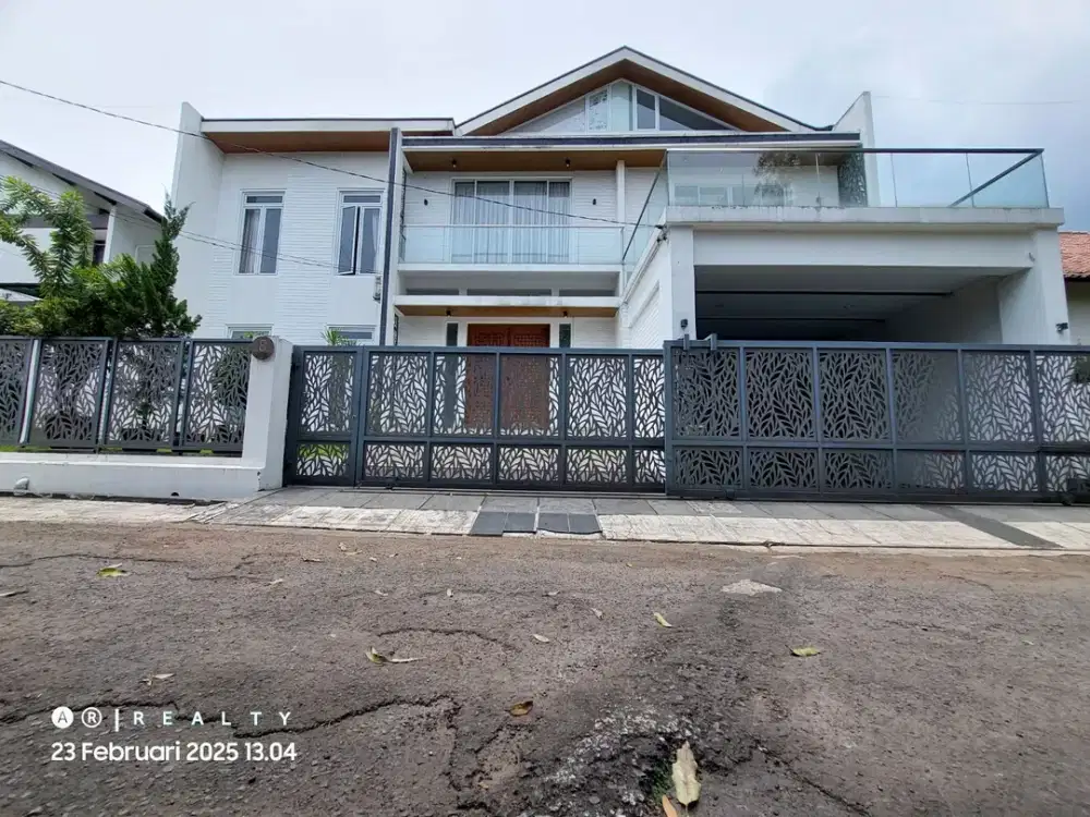 RUMAH SAYAP DAGO BANDUNG Dengan Kolam Renang Pribadi Harga Nego