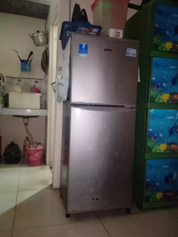 Kulkas 2 pintu merek aqua