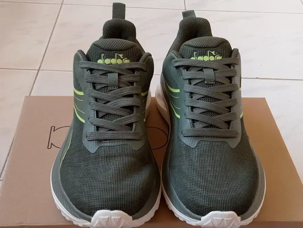 Sepatu lari diadoraa