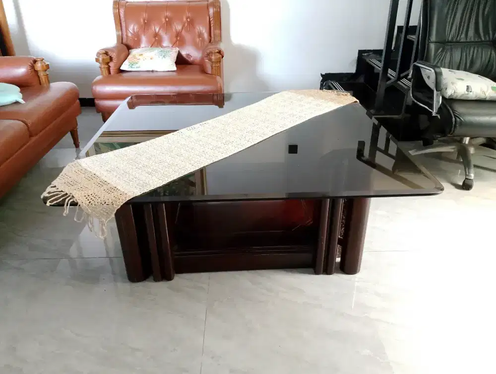 Meja jati  ,atas pake kaca tebal