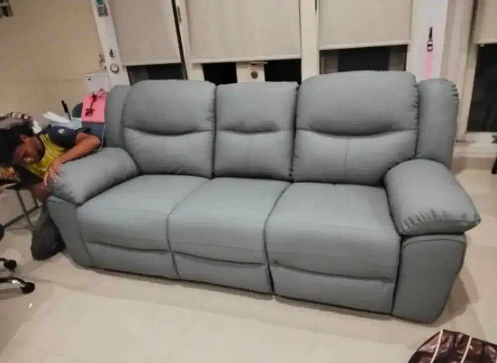 Tempat nya reparasi sofa / kursi