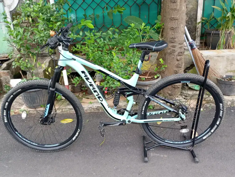 Sepeda fullsus masih kayak baru