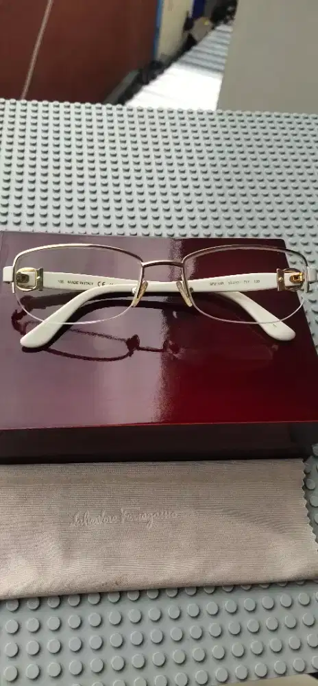 (Eks Sitaan dari Koruptor)Salvator Feragamo SF2113R-717 Authentic