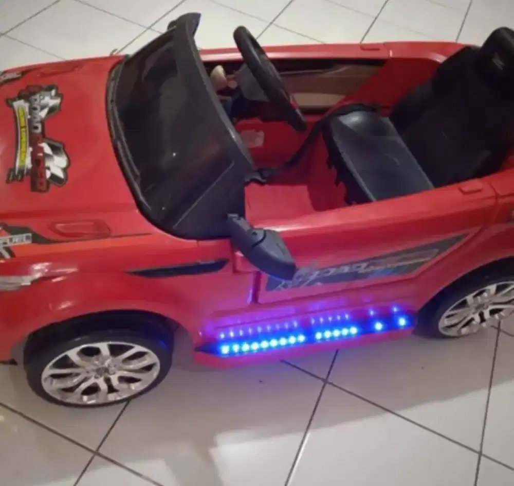 Mainan mobil baterai anak