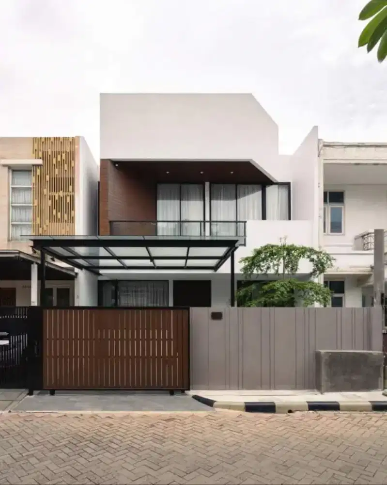 Rumah dua lantai strategis samping taman bumi rejo