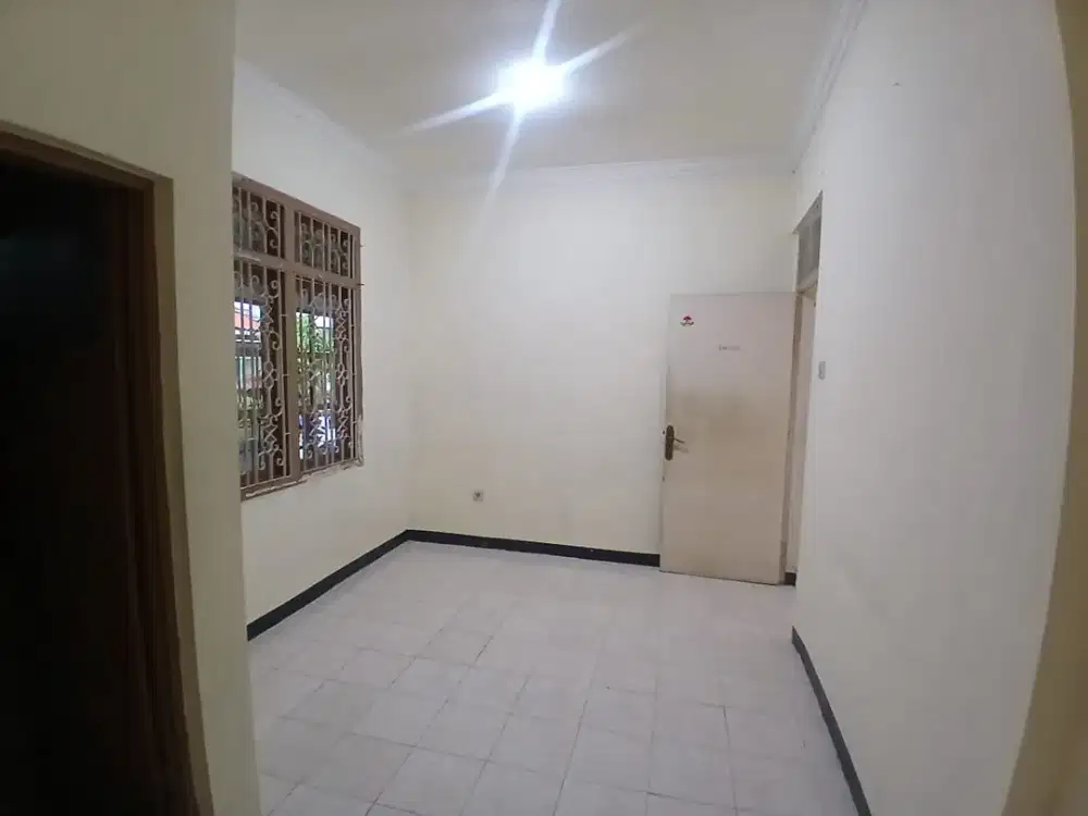 Rumah 1 1/2 Lantai Siap Huni Di Komplek Perumahan Bintara Kota Bekasi - Shm - 3 Kamar Tidur - 2 Kamar Mandi - 2200 Watt - Carport 1 Mobil (876)