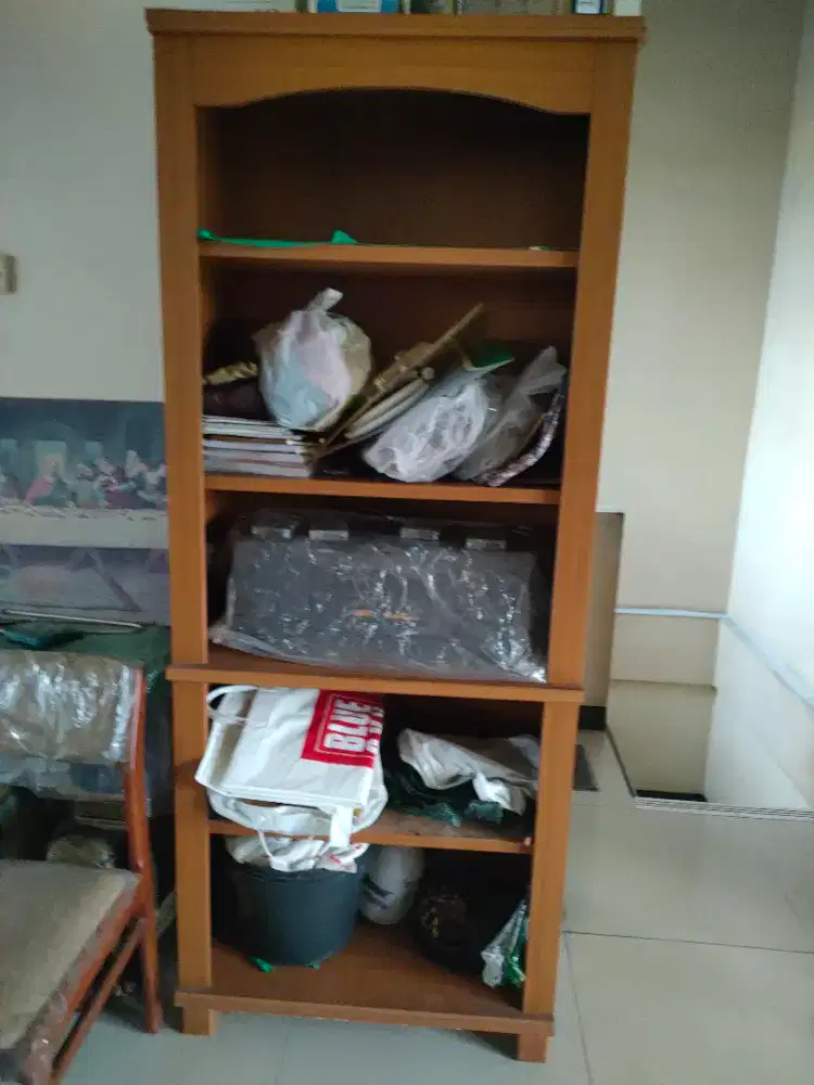 2 buah  lemari untuk buku