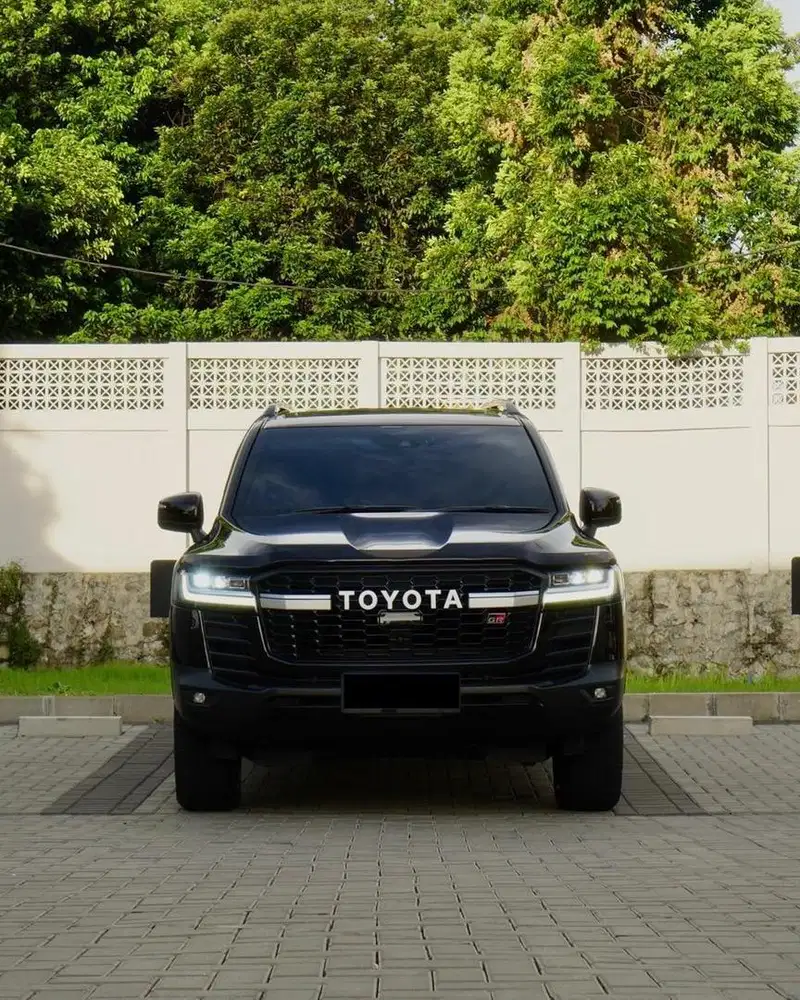 Toyota Land Cruiser LC 300 GR Sport GR-S TSS AT Hitam Metalik 2023
