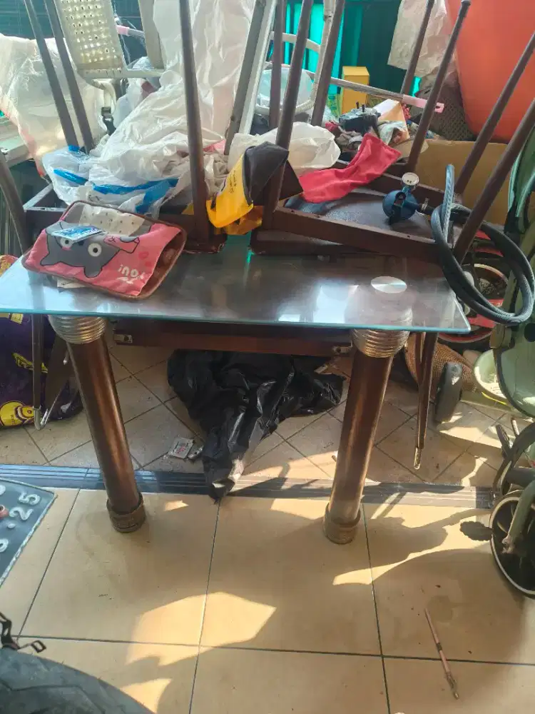 Meja makan kaca minimalis