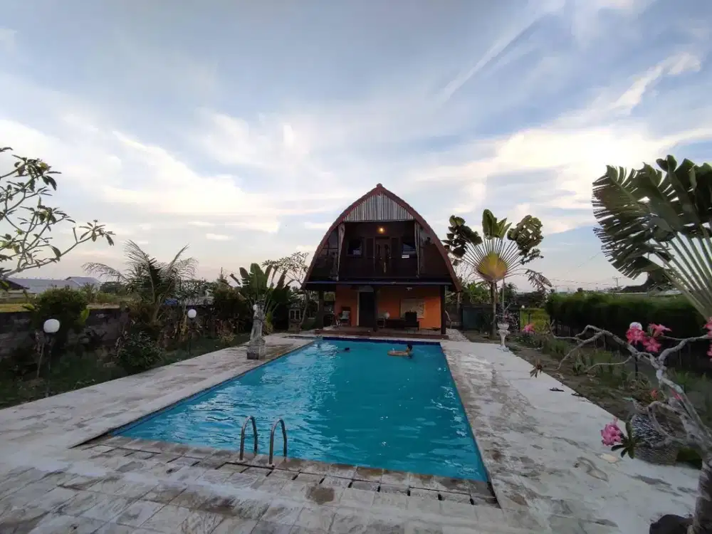 Dijual Villa Tropis di Pantai Purnama Sukawati dengan Lahan 1.580 m² dan Taman Luas