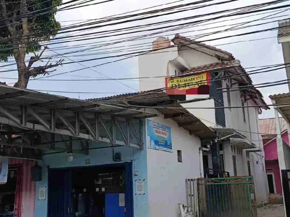 Spesifikasi dijual rumah 2 lantai brikut depot galon air kedepan dengan... 
Luas tanah 40 meter
Luas bangunan 80 meter
Kamar 3
Kamar mandi 3
Dapur 
Garasi mobil
Surat SHM
Pompa air jet pam
Toren air
Listrik 1500 watt
Lantai keramik

Harga 975 jt