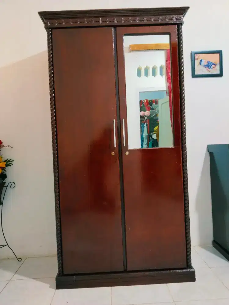 LEMARI 2 PINTU BESAR SEPERTI BARU