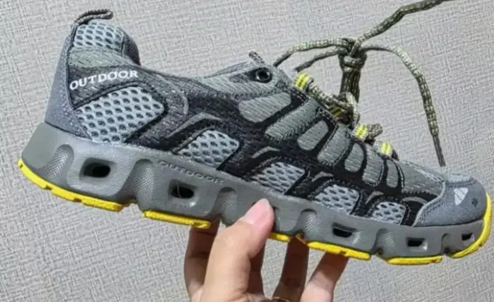 Sepatu outdoor baru