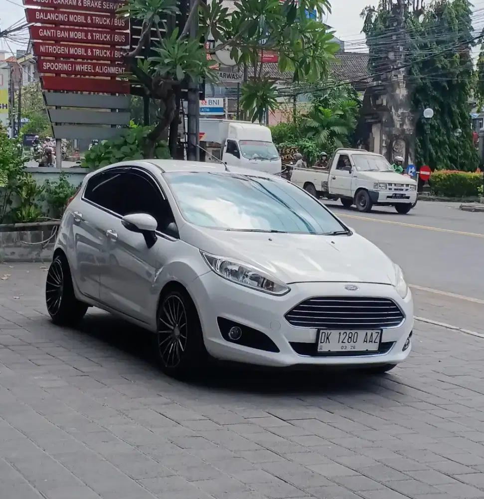 FORD FIESTA S MATIC 2015 Asli Bali Tampilan Ganteng