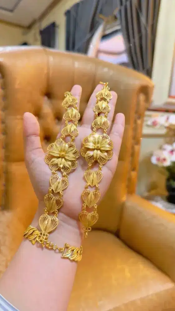 Menerima jual beli emas tampak surat dari tokoh lain yang lain