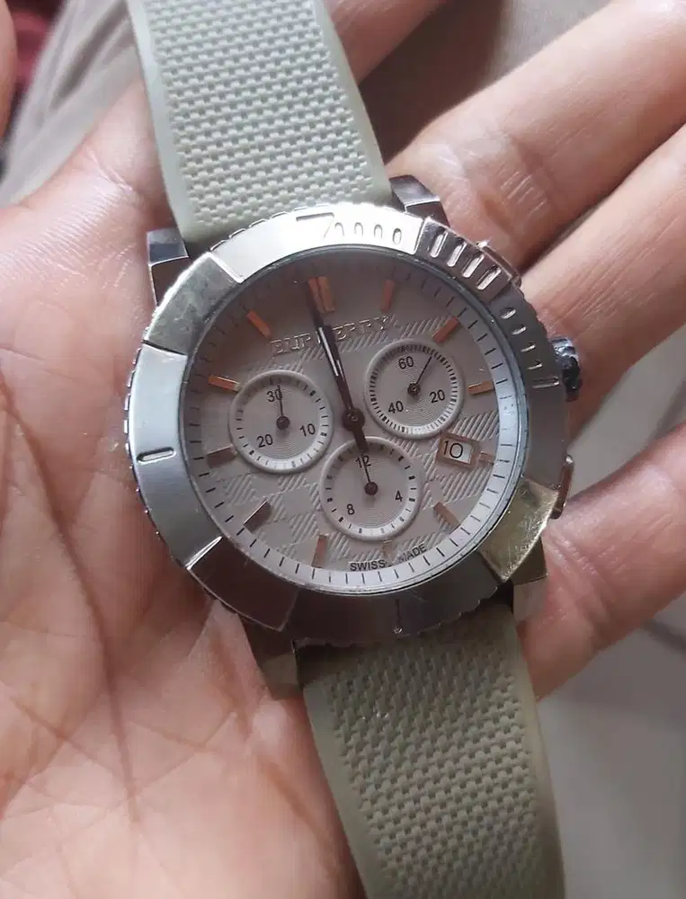 Burberry Chronograph Quartz. Original Swiss Made. Strap Rubber Panjang