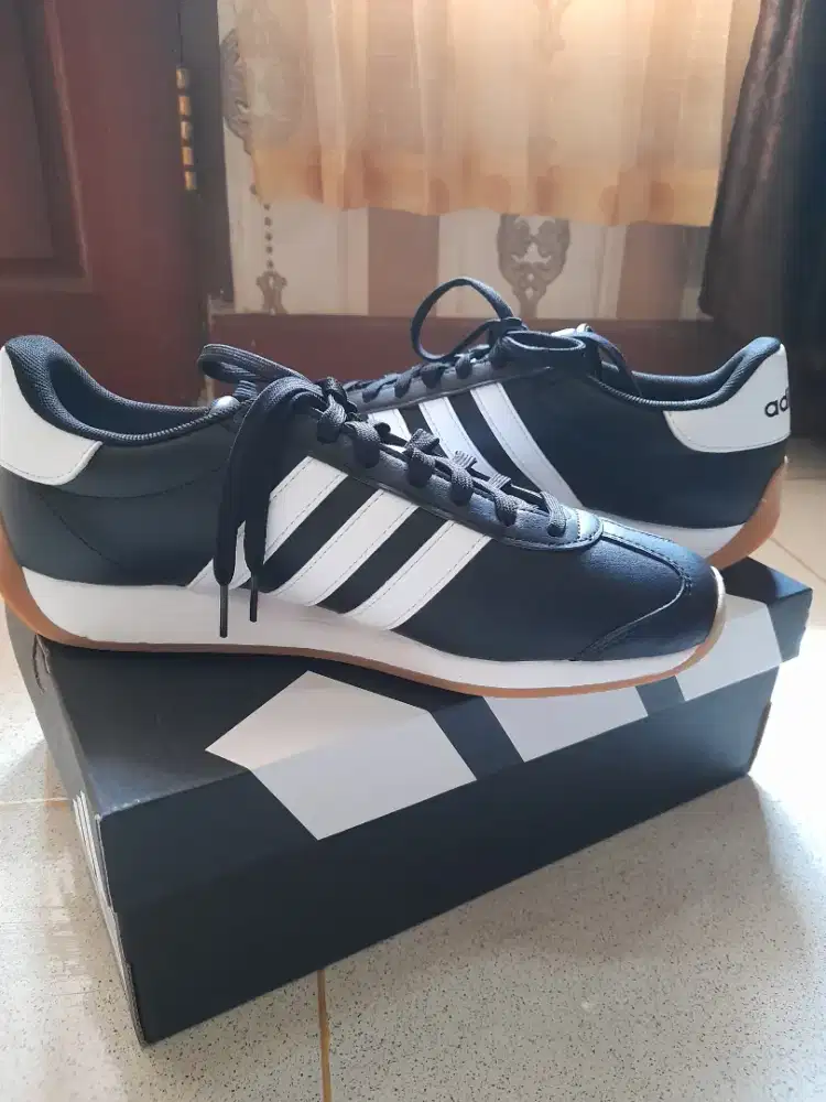 Sepatu ADIDAS RUNVISTA