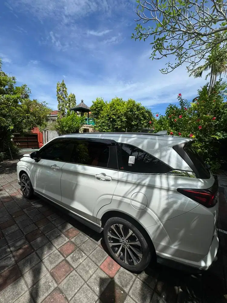 Dijual Veloz 2023 Putih Premium: Custom chocolate leather seats