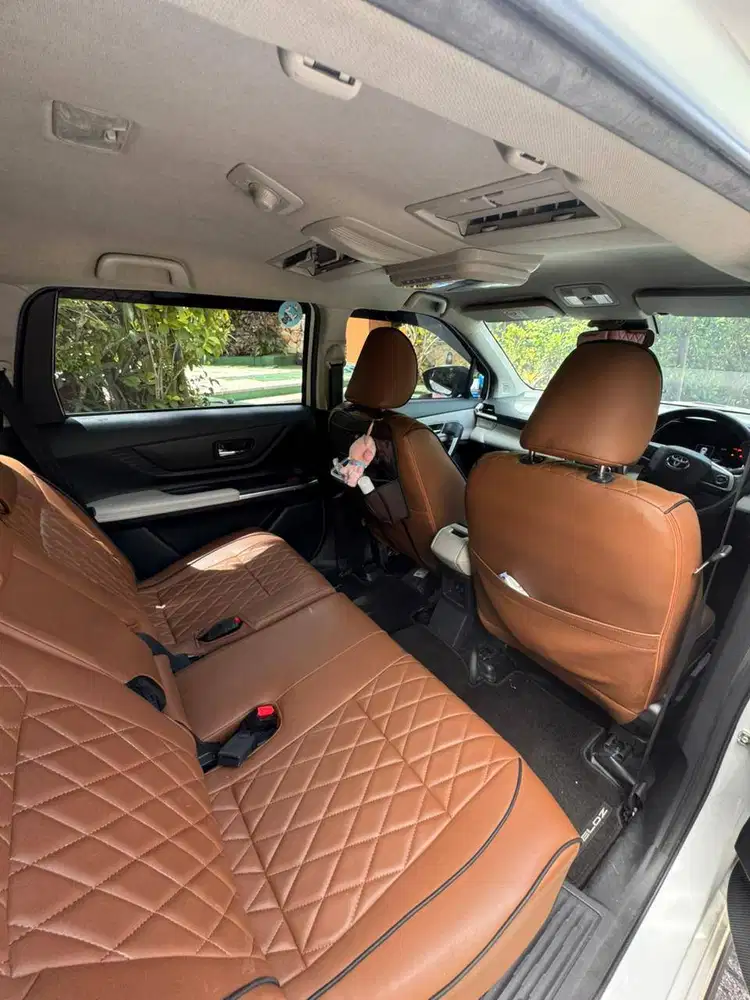 Dijual Veloz 2023 Putih Premium: Custom chocolate leather seats