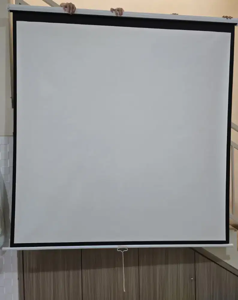 Dijual Screen / Layar Proyektor model gantung 70 Inch Bekas Terawat
