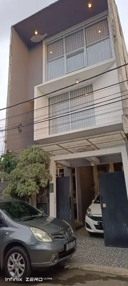 Di Jual Rumah 3 Lantai