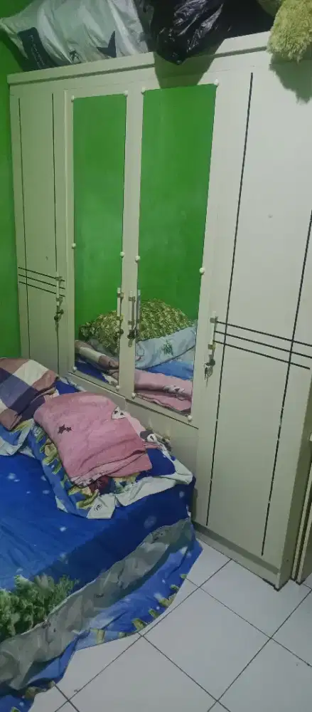 JUAL CEPAT MURAH AJA. LEMARI 4 PINTU BEKAS MASIH MULUS