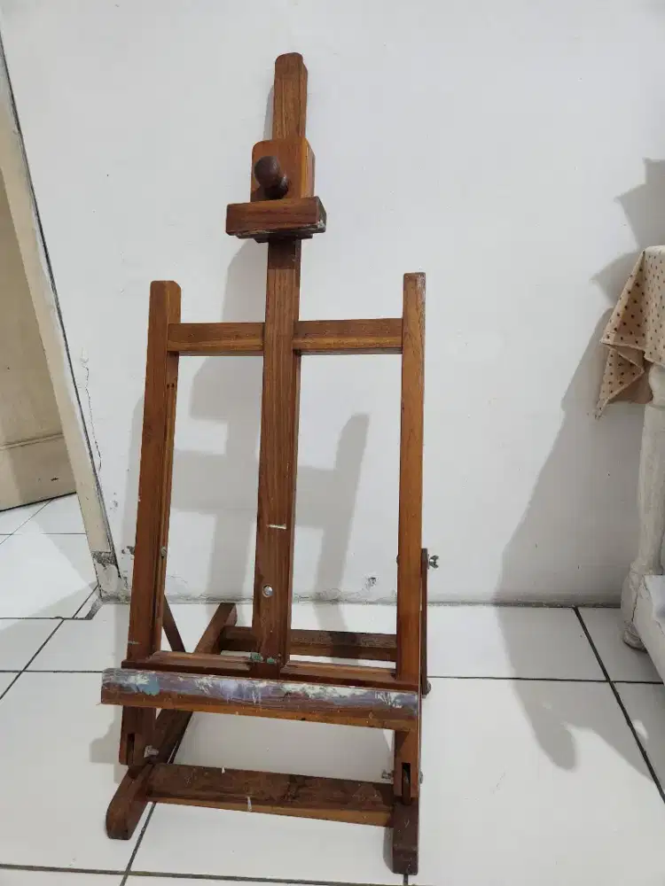 Easel kayu untuk melukis