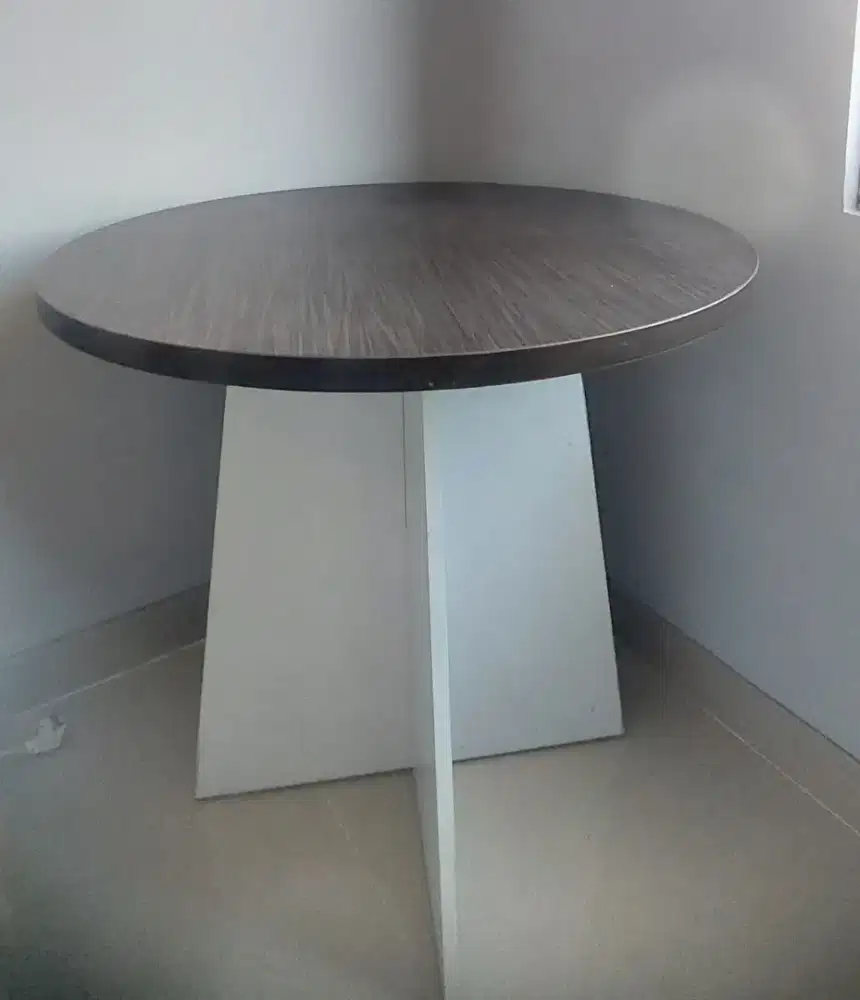 Meja bulat serbaguna
