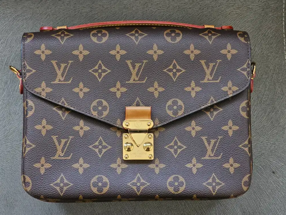 Louis Vuitton Pochette Metis Monogram Canvas