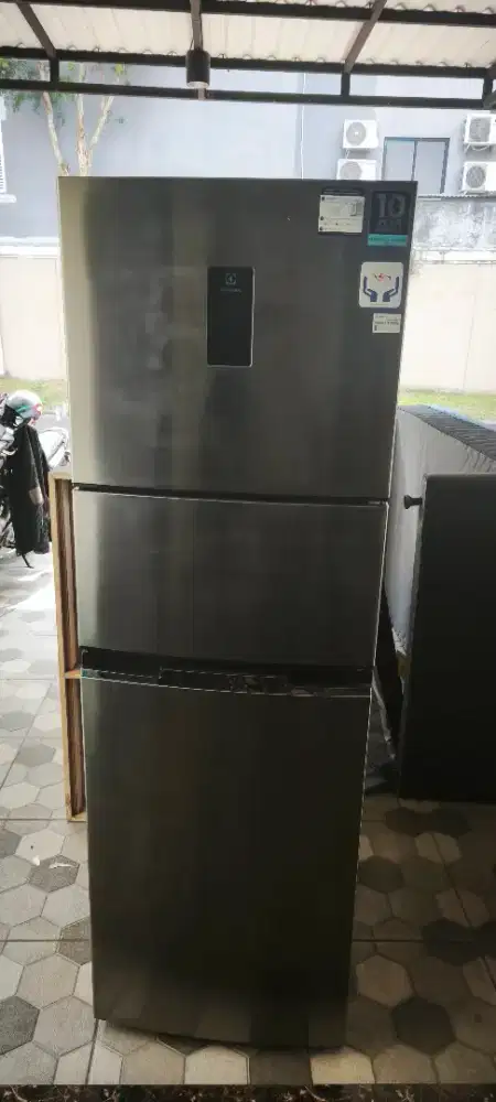 Kulkas elektrolux 3 pintu