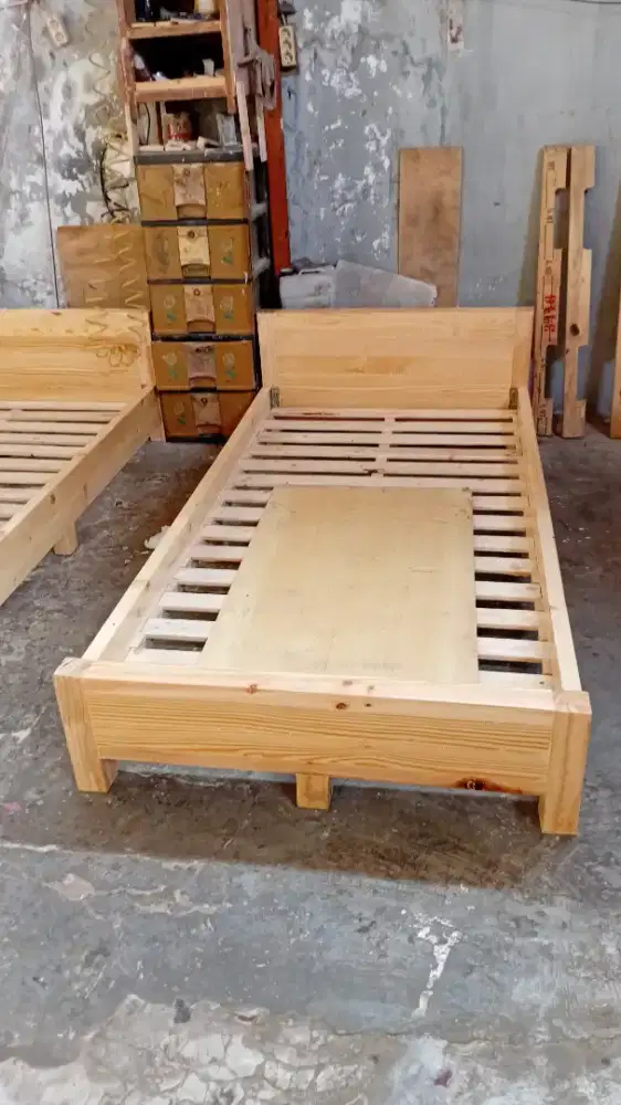Dipan/tempat tidur jati belanda.finishing clear gloss.
