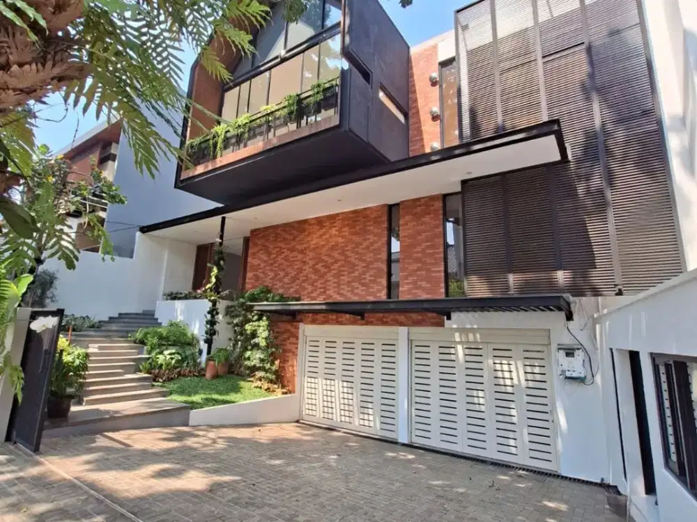 DISEWAKAN – Bright Nice House with Pool in Kebayoran Baru | Walk to MRT Blok M