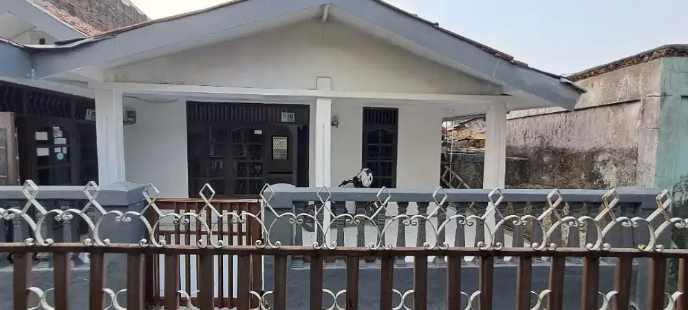 Di kontrakan rumah luas di tengah kota bogor. Dekat stasiun bogor.