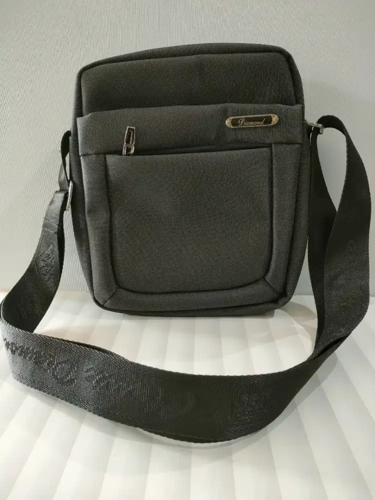 PRELOVED - Tas slempang / Sling Bag Pria