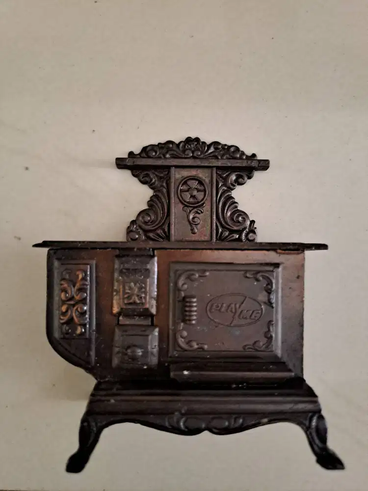 Cuci Gudang Koleksi Antik Eropa – Piring Antik, Kristal, Pyrex Vintage