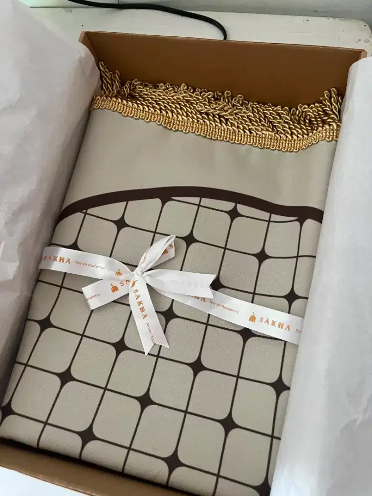 sejadah merek Sakha plus mukena
