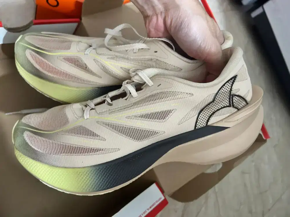 Sepatu lari Ortuseight Hyperglide 4.0 special edition