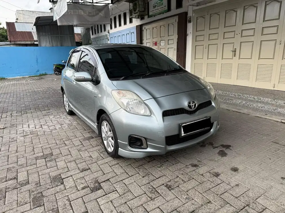 Toyota Yaris E Tahun 2012 Silver  M/T