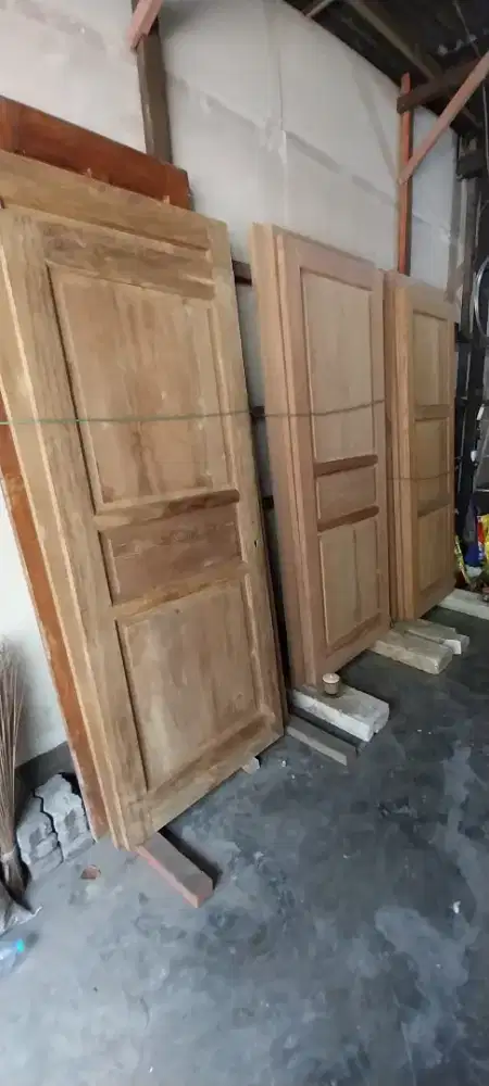 Pintu kayu kalimantan