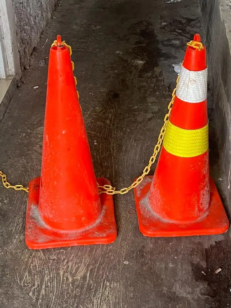 Safety Traffic Cone 70cm + Rantai kuning 3 meter
