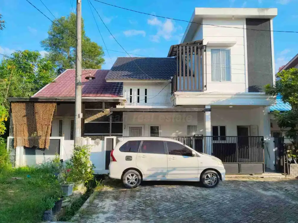 RUMAH CANTIK 1,5 LANTAI SIMPANG TIGA DEKAT KE BANDARA